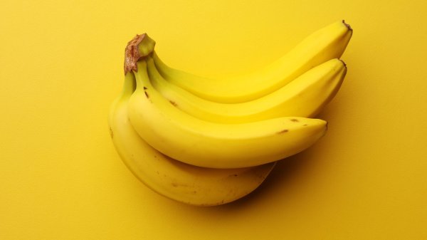 Желтый красивый банан