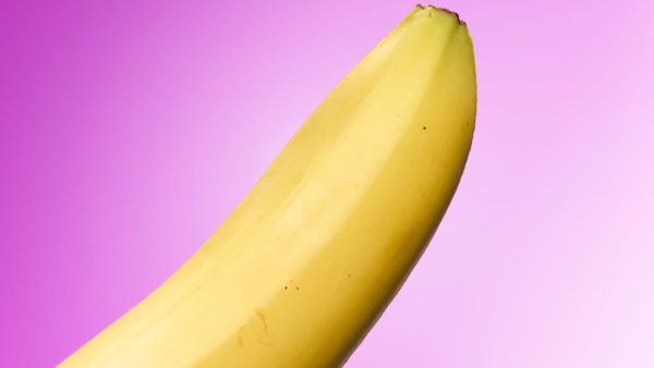 Большой банан на белом фоне