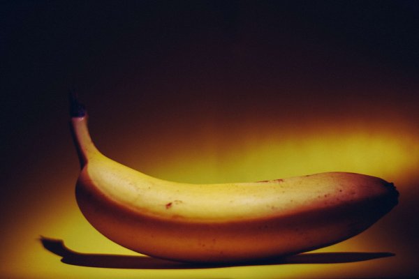 Коричневый банан