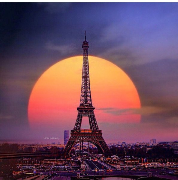 Красивый закат в Париже