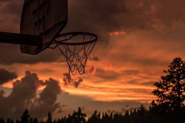 Баскетбольное кольцо на фоне заката