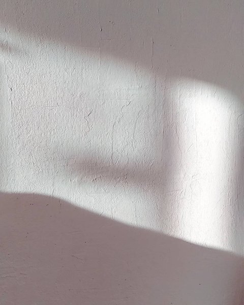Свет солнца на белой стене