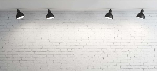 Светильники на белой кирпичной стене