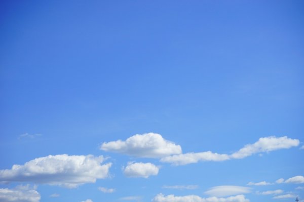 Белое облако на синем фоне