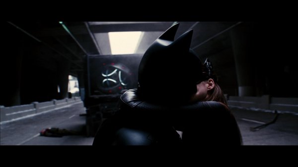 Бэтмен и женщина кошка 2022 поцелуй