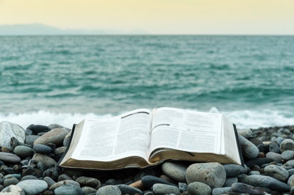 Библия на фоне моря фото