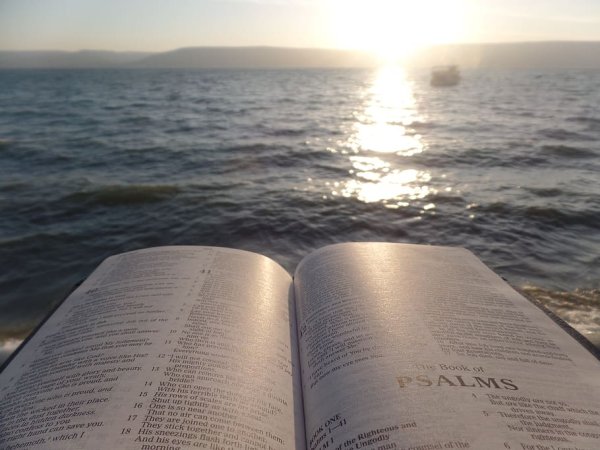 Библия и природа и море