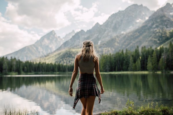Девушка у озера в горах
