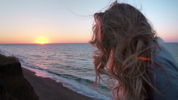 Девушка блондинка со спины на море