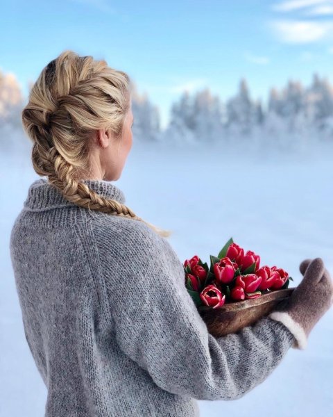 Девушка зимой с букетом цветов