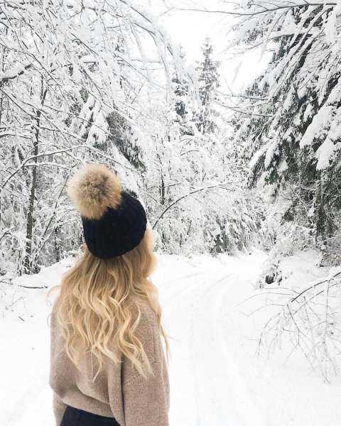 Блондинка со спины зимой