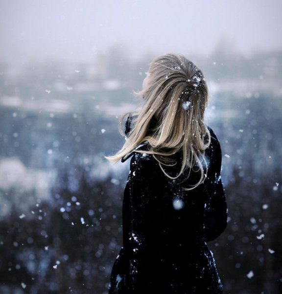 Девушка спиной зима и снег