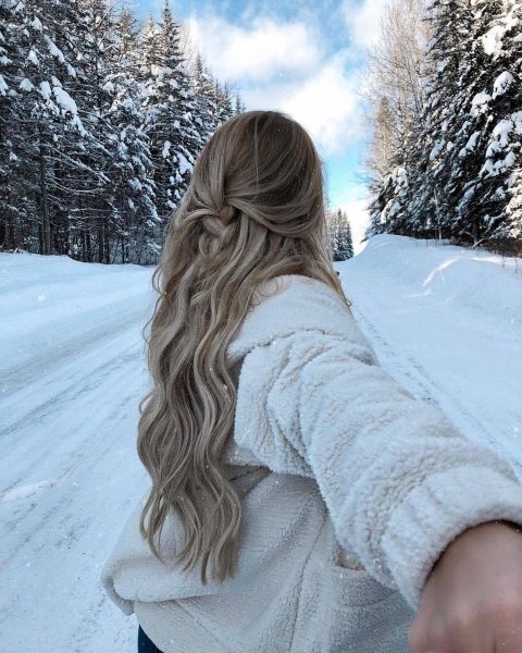 Девушка длинные волосы зима