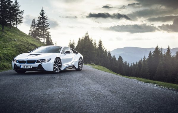 BMW на фоне гор