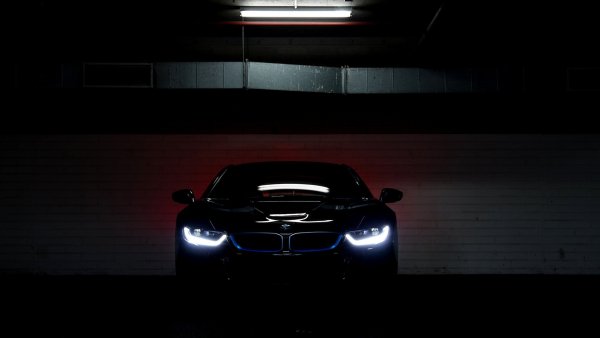 BMW i8 в темноте