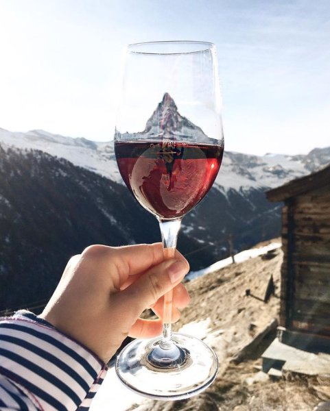 Бокал вина в горах