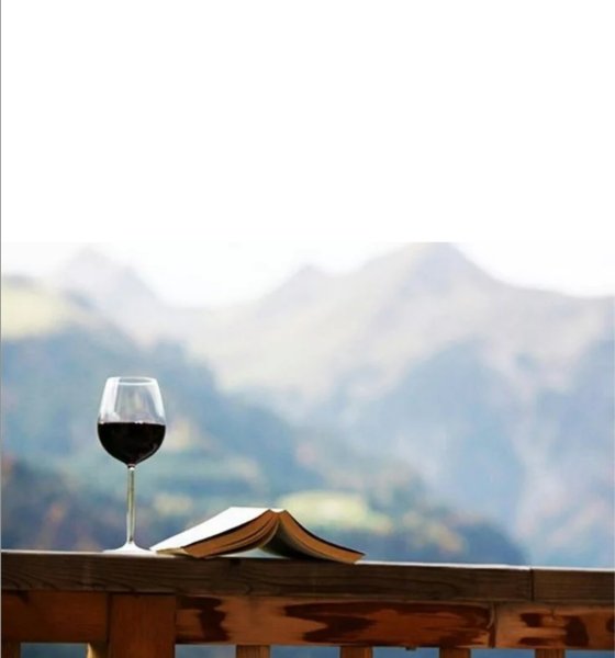 Бокал вина в горах