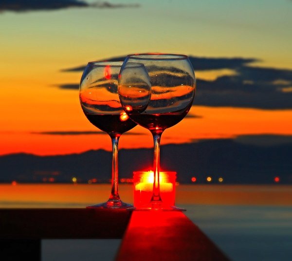 Вино на море вечером