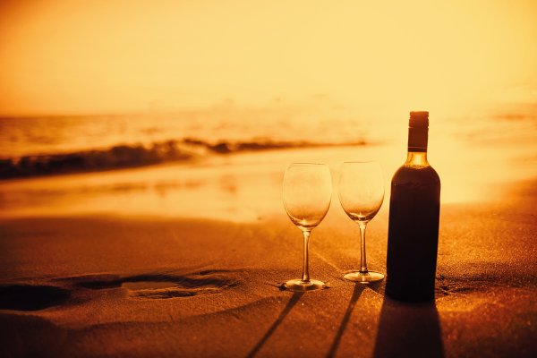 Вино на пляже на закате
