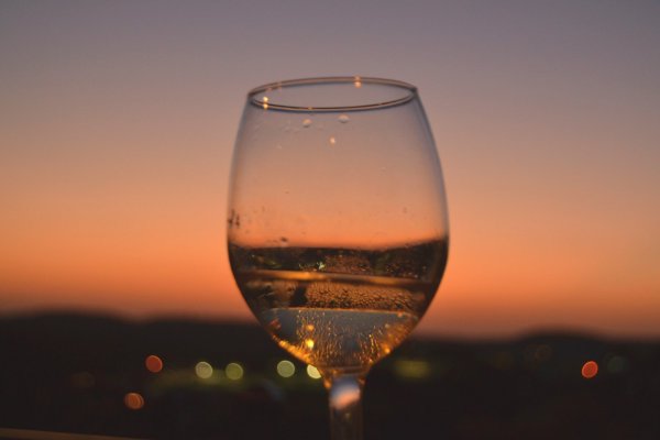 Вино на фоне заката