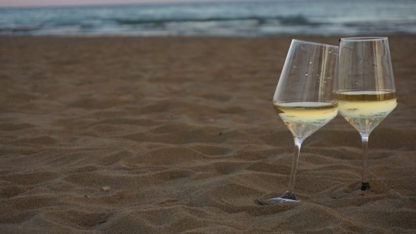 Бокал шампанского на фоне моря