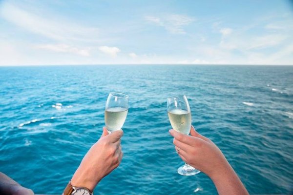 Бокал шампанского на море