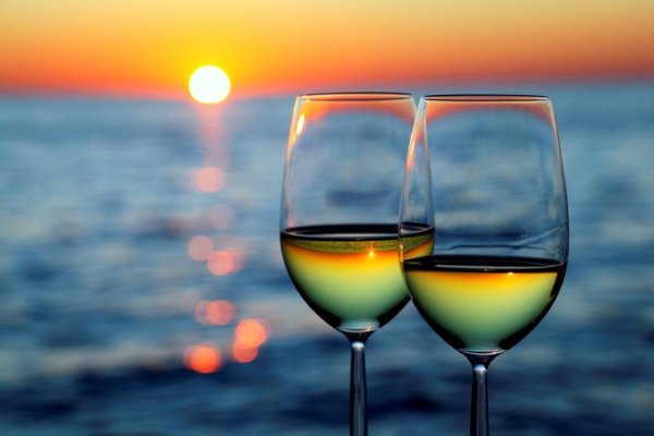 Вино на берегу моря