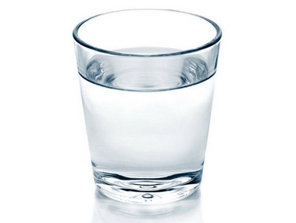 Прозрачная вода в стакане