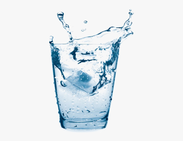Прозрачная вода в стакане
