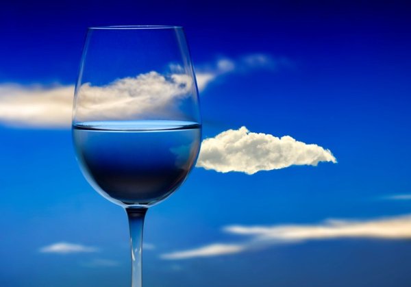 Синий бокал с вином
