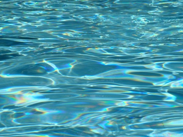 Голубая прозрачная вода