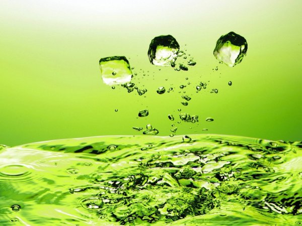 Вода на зеленом фоне