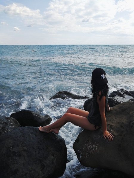 Девушка с черными волосами на море