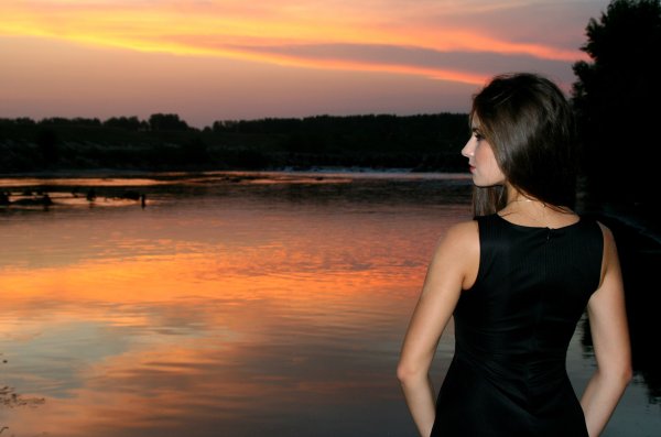 Девушка на закате у озера