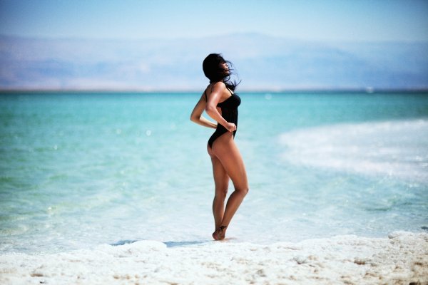 Девушка на пляже спиной