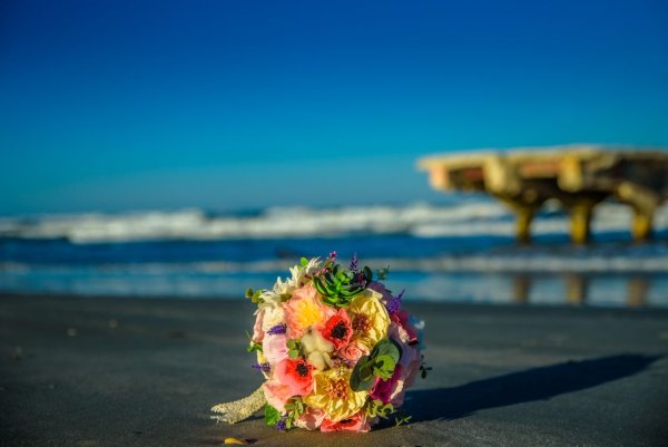 Букет цветов на фоне океана