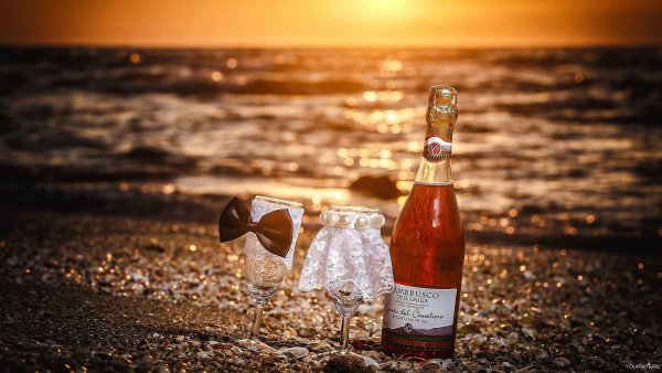 Бутылка шампанского на берегу моря