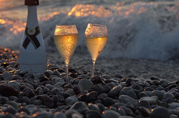 Бокал шампанского на берегу моря