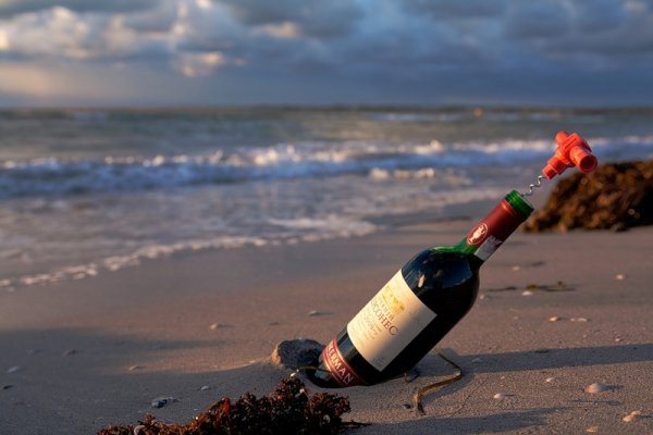 Бутылка вина и море