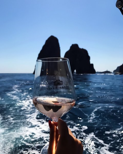 Бокал вина на берегу моря