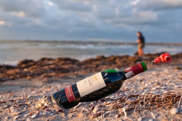 Бутылка шампанского на берегу моря