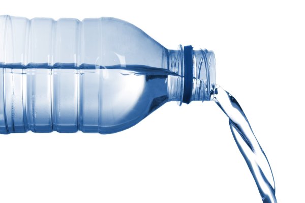 Пластиковые бутылки на белом фоне