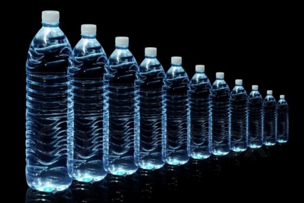 Пластиковые бутылки в ряд