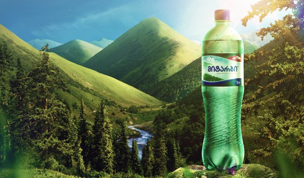 Бутылка воды на фоне природы