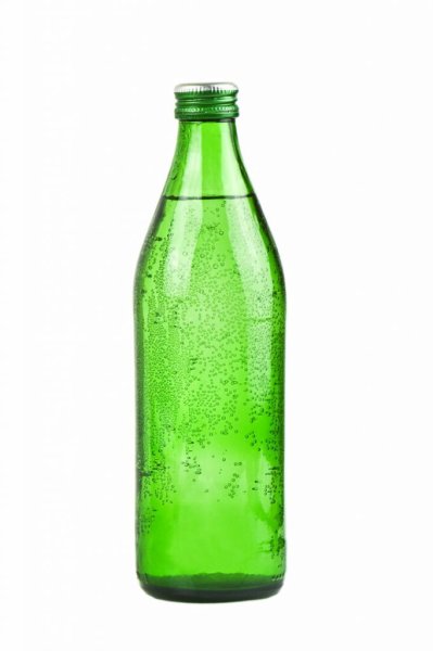 Минеральная вода в зеленой бутылке