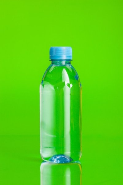 Бутылка на зеленом фоне