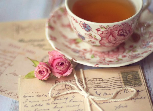 Розовые чашки для чая