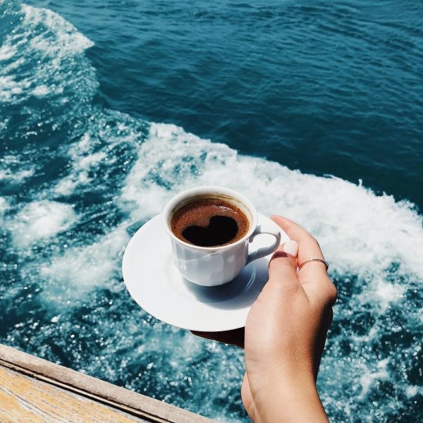 Чашечка кофе на фоне моря
