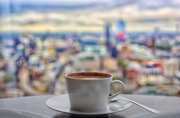 Чашка кофе на фоне гор