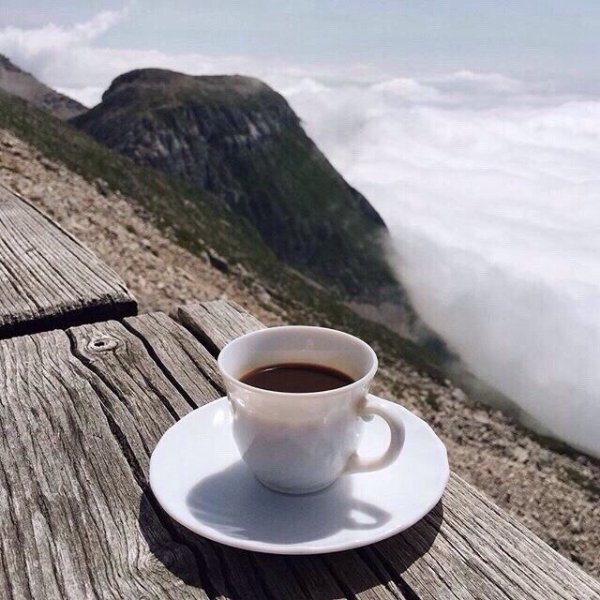 Доброе утро в горах с кофе
